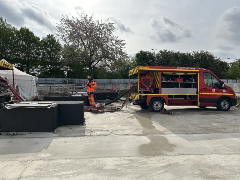 Camion GIMAEX et bacs de récupération d'eau pour un contrôle de colonne sèche en circuit fermé