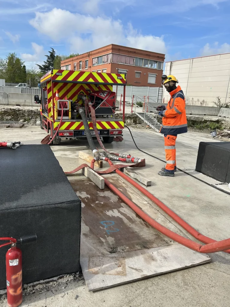Contrôle d'une colonne sèche en copropriété : technicien RIF et camion GIMAEX sur site