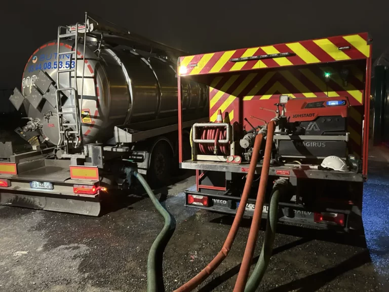 Camion citerne et camion pompe GIMAEX raccordés pour la mise sous pression d'une colonne sèche