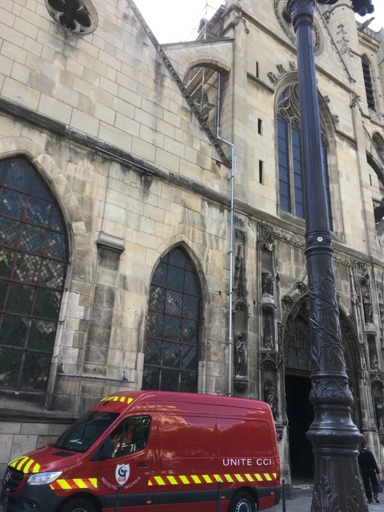 Colonne sèche installée en façade d'une église, fourgon d'intervention RIF devant le portail